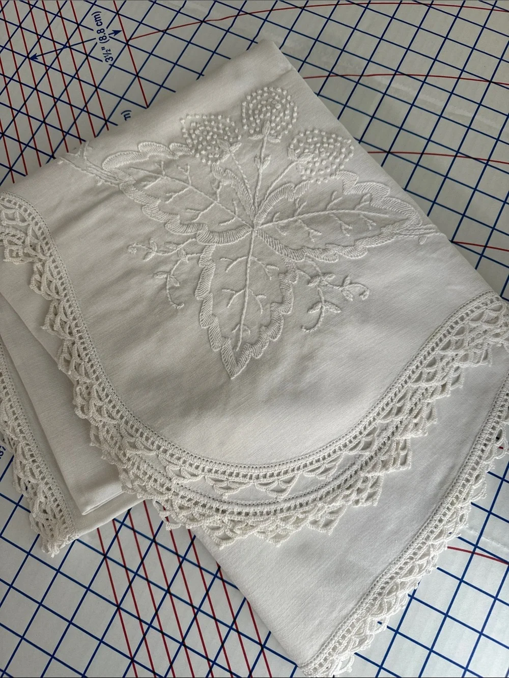 Vintage Madeira Hand Embroidered Linen Tablecloth White Berry Vine Crochet Lace